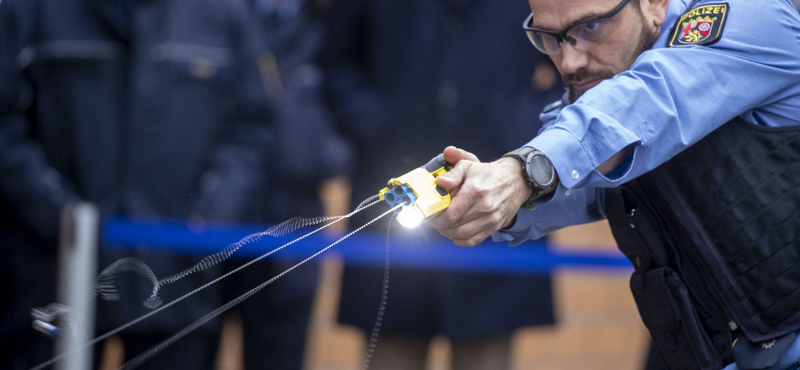 Elektromos sokkoló pisztolyokkal szerelnék fel a német rendőröket