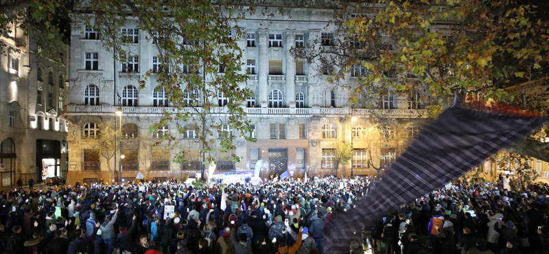 Két tanár kirúgása között a Belügyminisztérium kérdőívet töltetne ki a szülőkkel a közoktatásról