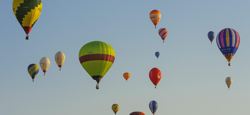 Autópályára szállt le egy hőlégballon