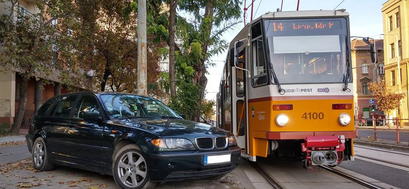 Bunkó BMW-s blokkolta a 14-es villamost – fotó