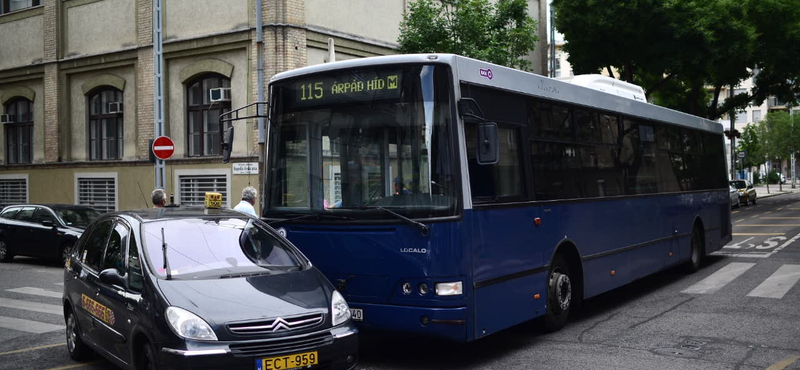 Busz és taxi ütközött Budapesten