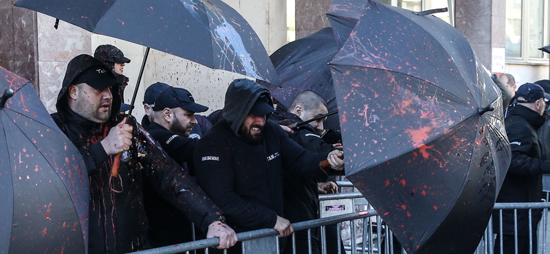 Nagy verekedés volt a belgrádi városháza előtt a kormánypárti képviselők testőrei és tüntetők között – videó