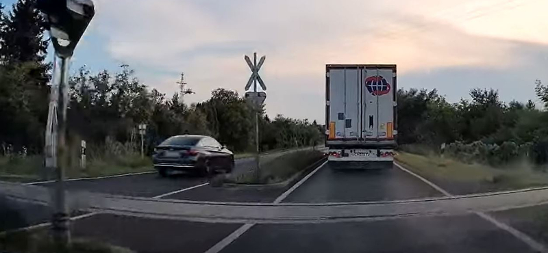 Egy Audi sofőrje megmutatta: vasúti átjáróban is lehet előzni – videó  