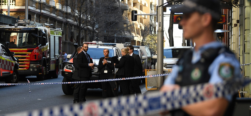 Késsel támadt járókelőkre egy férfi Sydney-ben