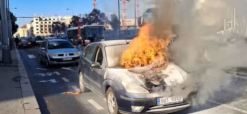 Betonkerverő sietett egy kigyulladt autó segítségére – videó