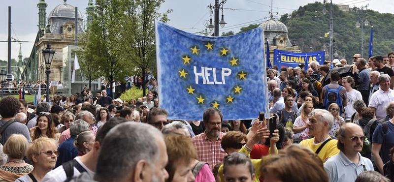 Elemzésbe csomagolva dorongolta le a kormányt az Európai Bizottság