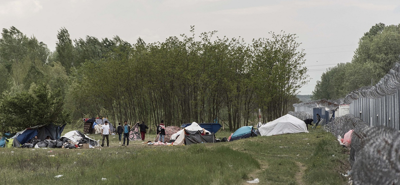 Megtiltották a civileknek, hogy ételt osszanak a röszkénél várakozó menekülteknek