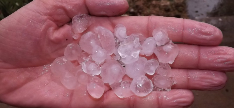 Jéggel és áramszünettel érkezett meg a vihar a Dunántúlra