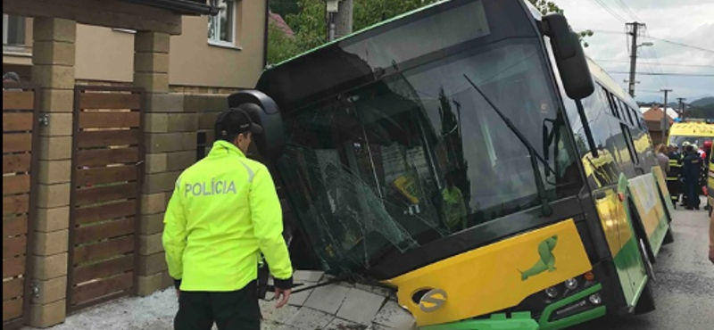 Húsznál is több sérült egy zsolnai buszbalesetben