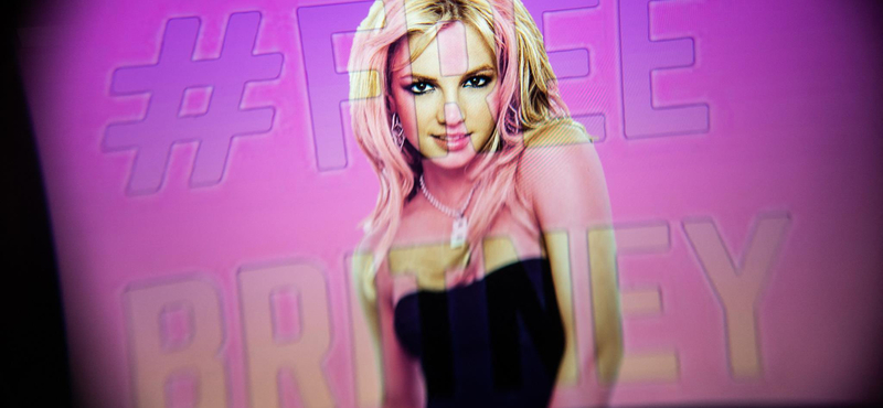 Késekkel hadonászott Instagram videójában Britney Spears, rendőrök jelentek meg a hazánál