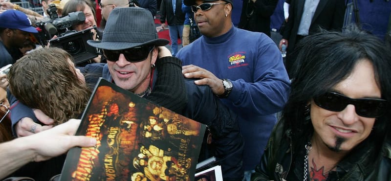 Ez ám a rock n' roll: Törött bordákkal dobolta le Tommy Lee a koncert első felét