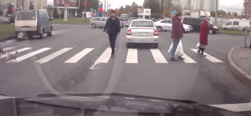 Videó: Paprikaspray-vel fogadták az agresszív autóst 