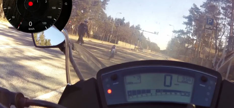 Ilyen egy igazán felelősségteljes motoros - videó