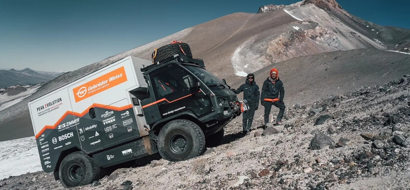 6500 méter magasra jutott fel egy napelemes teherautó – videó