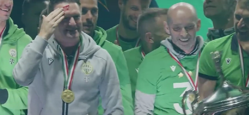 Olyan hevesen ünnepelte a bajnoki címet a Fradi edzője, hogy fejbe verte magát a serleggel – videó