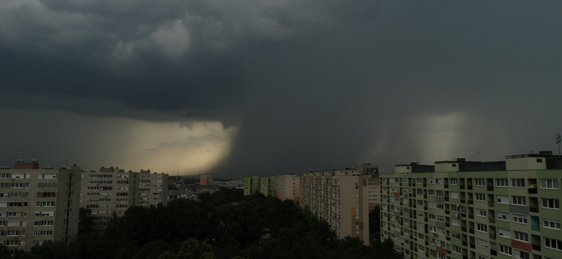 Méteres víz gyűlt össze egy aluljáróban, áramszünet volt a Várban