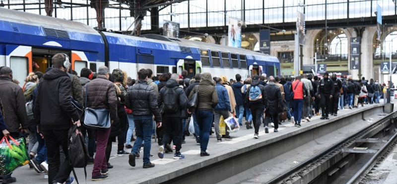 Megbénítja Franciaországot a közlekedési sztrájk