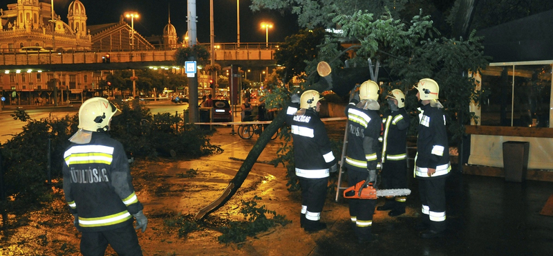 Káoszt okozott a hajnali eső Budapesten