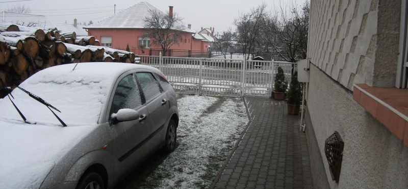 Fotó bizonyítja a mai havazást