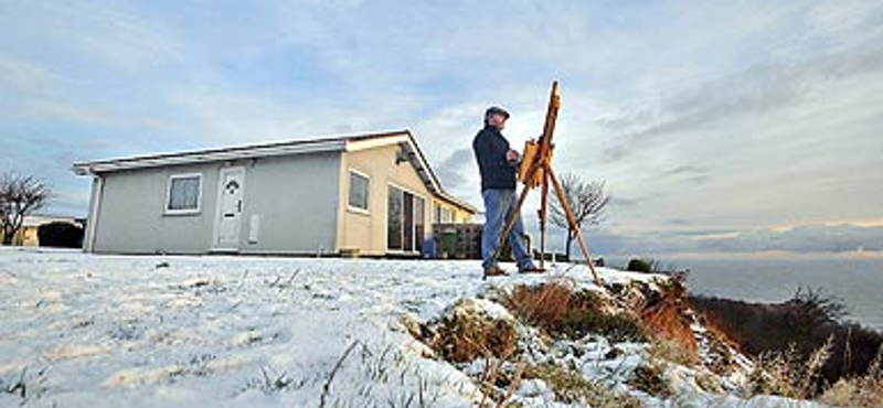 Szándékosan olyan házat vett, ami hamarosan a tengerben végzi