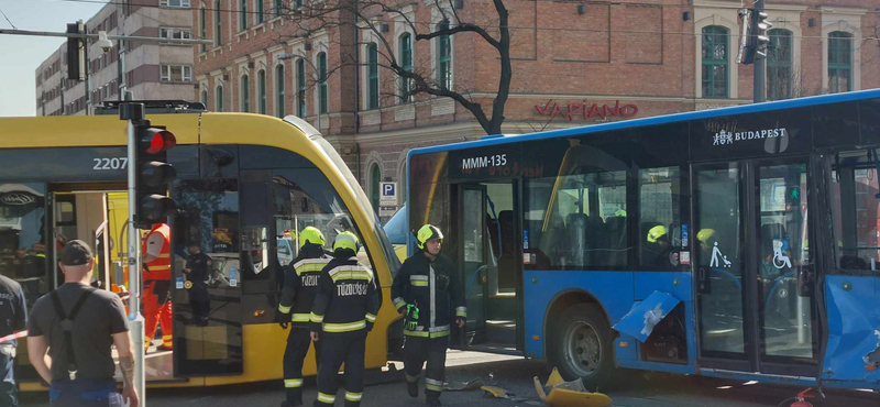 BKK-busszal ütközött, kisiklott a 17-es villamos a Kolosy téren – fotók