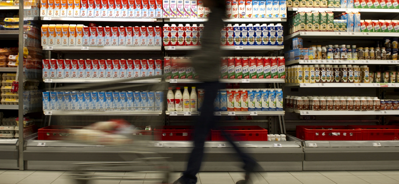 Megint a túl olcsó tej miatt kap a Tesco és az Auchan