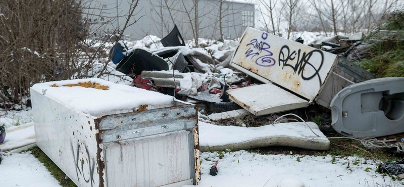 Illegális szemétlerakat van a MÁV területén, közös bejárásra hívta Lázár Jánost a zuglói polgármester