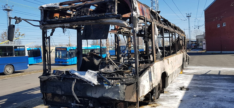 Porig égett a BKV egyik használt Volvo busza kedd éjjel