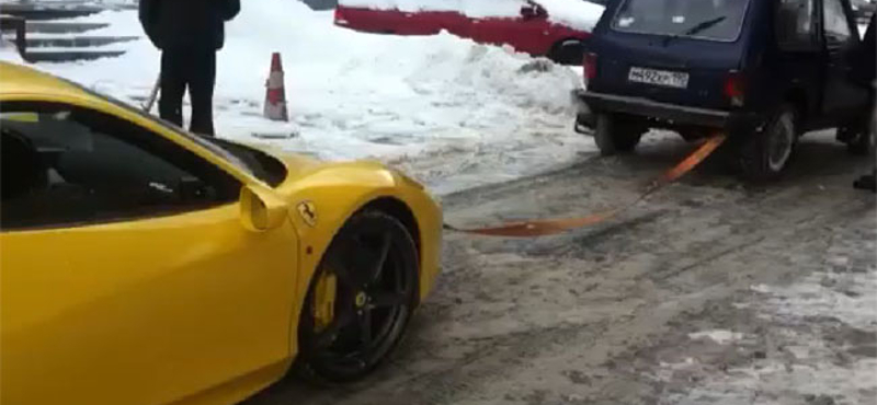 Ilyen, amikor Lada Niva vontat egy Ferrari 458 Italiát – videó