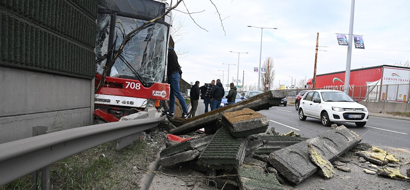 Átszakított egy zajvédő falat egy troli az M3-as autópálya budapesti kivezetőjénél