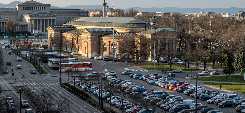 Fákat vágnak ki a Dózsa György úton, de pótolják is őket