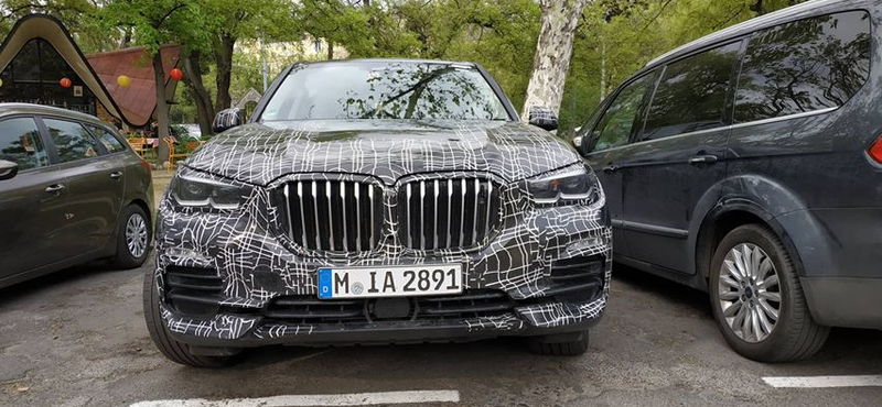 Az álcaautósoknak is jár a vasárnap – fura BMW X5 egy magyar parkolóban