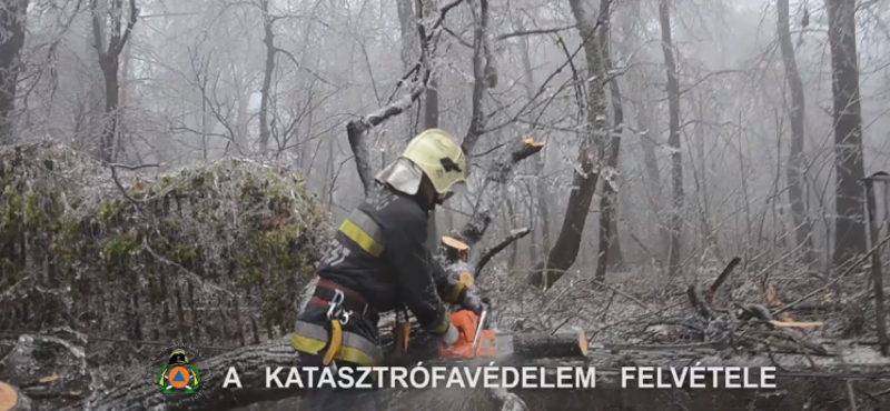 Videó: Ilyen, amikor a tűzoltók bevetésre mennek a budai ítéletidőben