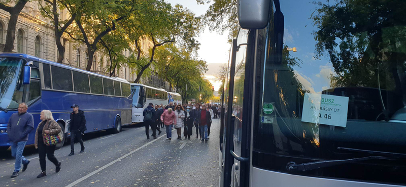 Járó motorral várták a buszok a Békemenet résztvevőit