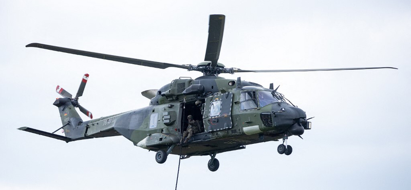 Egy orosz hajó jelzőlőszerrel lőtt a német hadsereg helikopterére