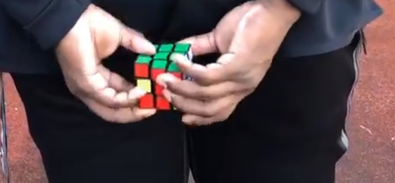 Látta már a focistát, aki a háta mögött rakja ki a Rubik-kockát? Itt megnézheti – videó