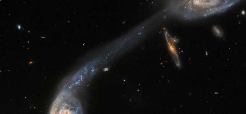 Csillaghíd köt össze két galaxist, gyönyörű fotót készített róla a Hubble