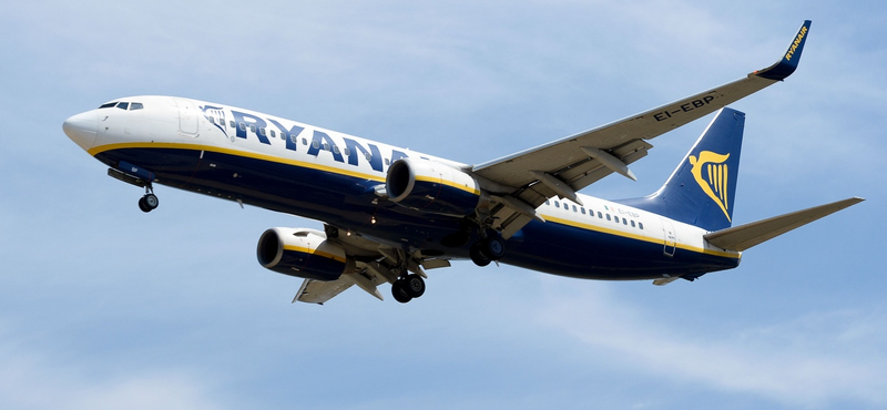 Vizsgálatot indított a kormány a Ferihegyen veszteglő Ryanair-gép miatt