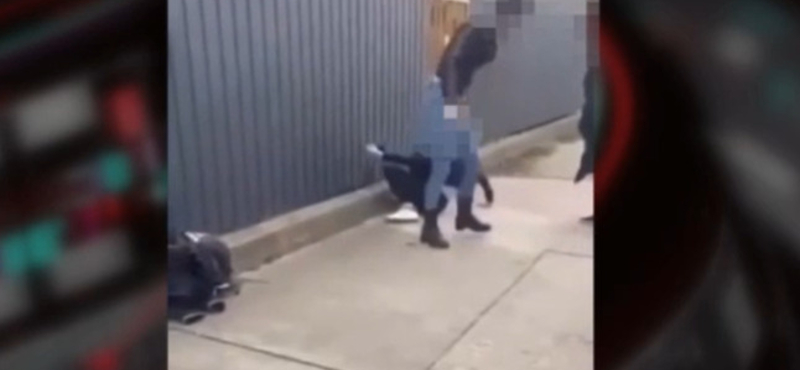 Videóhívásban nézte végig az apa, ahogy eszméletlenre verik a 14 éves lányát az ócsai főutcán