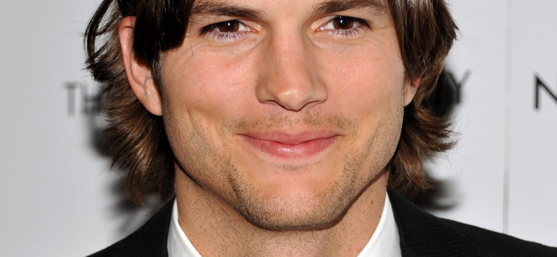 Érdekes hasonlóság: Ashton Kutcher alakítja Steve Jobsot 