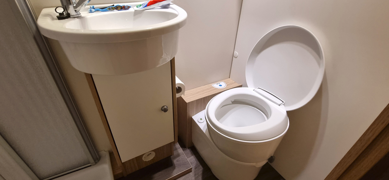 Kétbetűs kitérő: milyen egy lakóautó WC-je és mi történik a szennyvízzel? Mutatjuk!