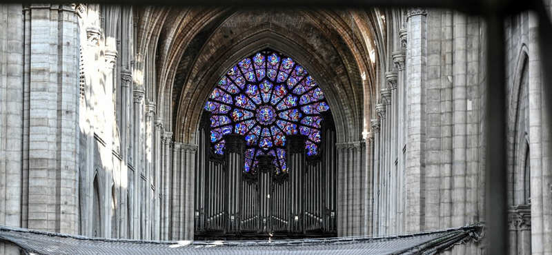 Védősisak, távolságtartás – kis koncertet adtak a leégett Notre-Dame-ban