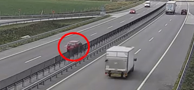 Két percig győzködték az M4-esre szemben felhajtó sofőrt, hogy forduljon meg – videó