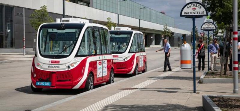 Elütött egy embert Bécsben az önvezető busz, Párizsban is leállították őket