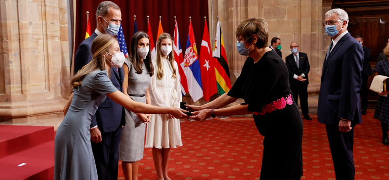 Képeken, ahogy Karikó Katalin átveszi a spanyol Nobelnek is nevezett Asztúria Hercegnője-díjat