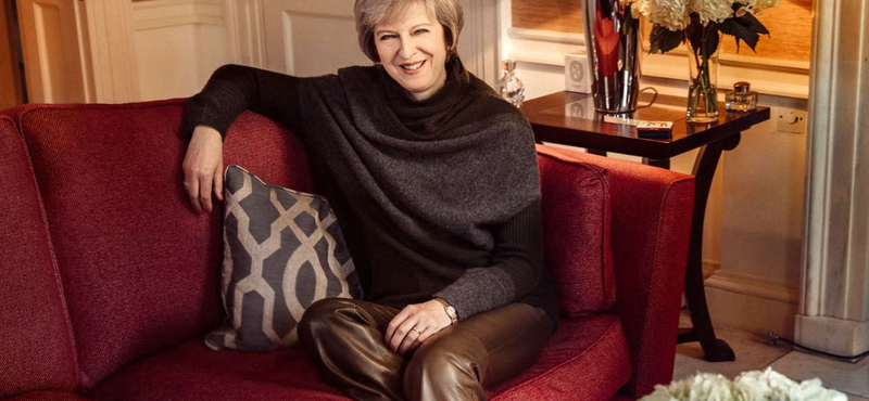 Theresa May modellt állt a Vogue világhírű fotósának