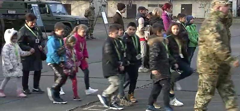 Hátrányos helyzetű és roma kisiskolásokat biztatott a katonaságra a honvédelmi miniszter egy debreceni laktanyában