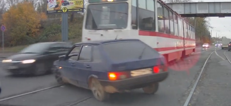 Videó: nem mindenhol lassít a villamos, ha autó áll a sínen