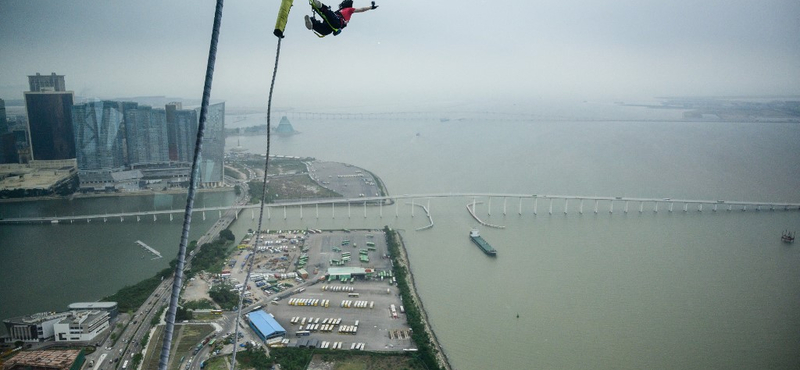 Meghalt bungee jumpingolás után egy turista, aki leugrott egy 233 méter magas toronyról