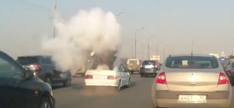 Forgalmi dugóban robbant fel egy Lada Samara - videó